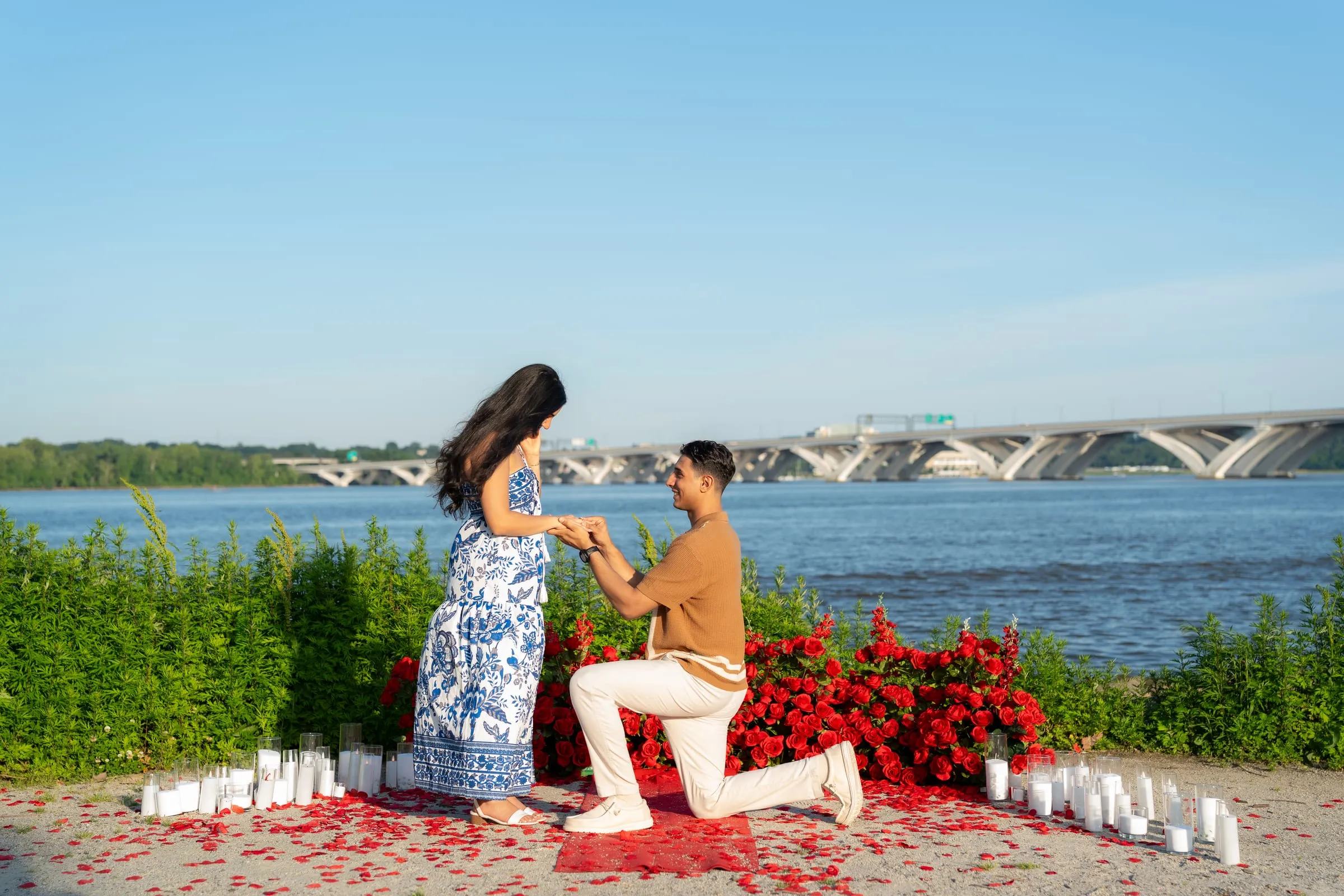Thomas kneeling before Verina among the red roses and candles